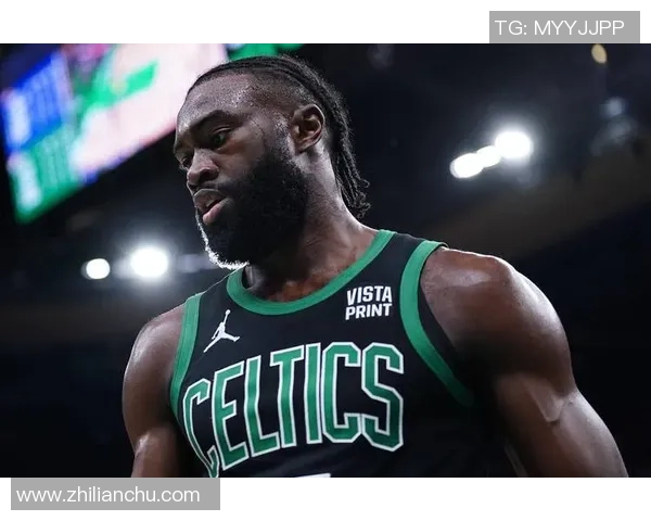 绿军官方更新：杰伦布朗左腿筋紧张回归时间存疑情况需密切关注